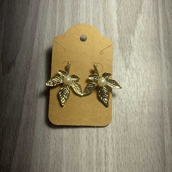 GOLD Tone Based Metal Pearl Accented Leaf Design Drop Post Stud Earrings - Picture 1 of 5